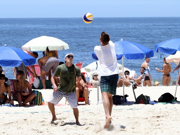 Rodrigo Hilbert joga vôlei na praia (Foto: André Freitas / AgNews)