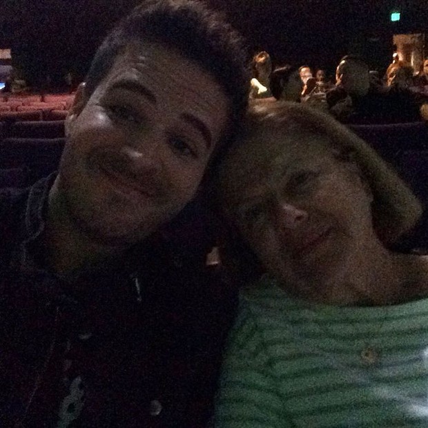 Filipe Vicente com a mãe na plateia do show de Brtiney Spears em Las Vegas (Foto: Reprodução/Instagram)