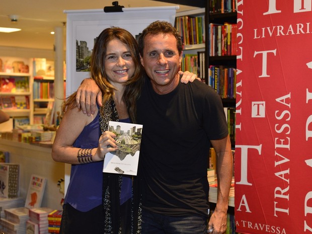 Cládia Abreu e Tony Bellotto em lançamento de livro no Rio (Foto: André Muzell/ Ag. News)