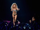 De biquíni, Lady Gaga apresenta novas músicas em festival