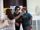 Fiuk posa com fãs ao embarcar em aeroporto no Rio