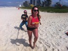 Focada na dieta, Cristina Mortágua malha em praia no Rio