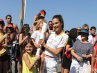 Alessandra Ambrósio conduz a Tocha Olímpica acompanhada dos filhos