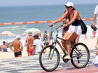 Malu Mader pedala na orla da Zona Sul do Rio