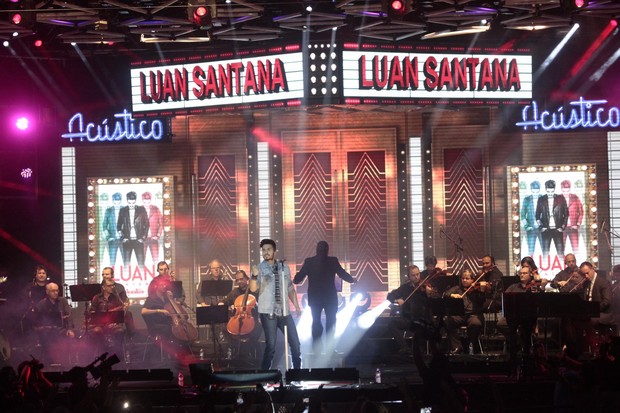 Laun Santana em show na Zona Oeste do Rio (Foto: Isac Luz/ EGO)