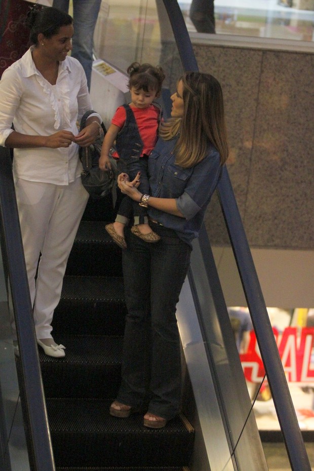 Fernanda Pontes passeia com a filha em shopping do Rio (Foto: Marcos Ferreira / Foto Rio News)