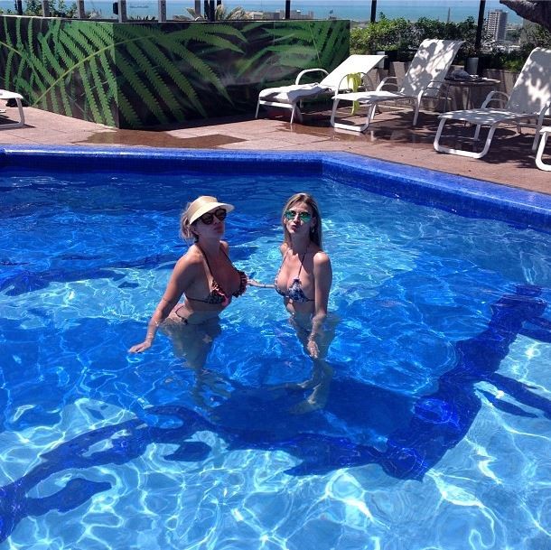 Juju Salimeni curte piscina com amiga (Foto: Instagram/Reprodução)