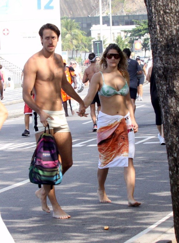 Priscila Fantin com o marido na praia (Foto: J. Humberto / AgNews)