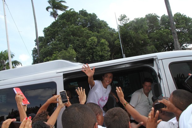 Ivete Sangalo reza na Igreja Nosso Senhor do Bonfim em Salvador - BA (Foto: Daniel Delmiro / AgNews)