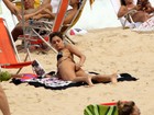 Sophie Charlotte dá ajeitadinha no biquíni em praia do Rio