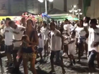 Na Bahia, Bela Gil dança com o filho Nino no colo: 'Não consigo resistir'