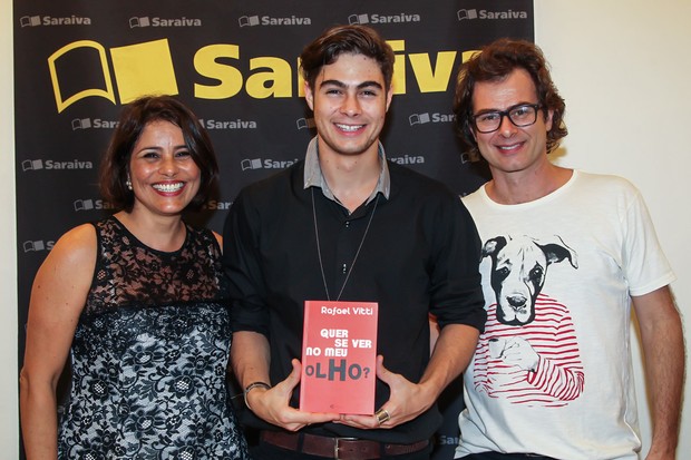 Rafael Vitti recebe os pais Valeria Alencar e Joao Vitti em noite de autografos do seu livro em SP  (Foto: Manuela Scarpa/ Foto Rio News)