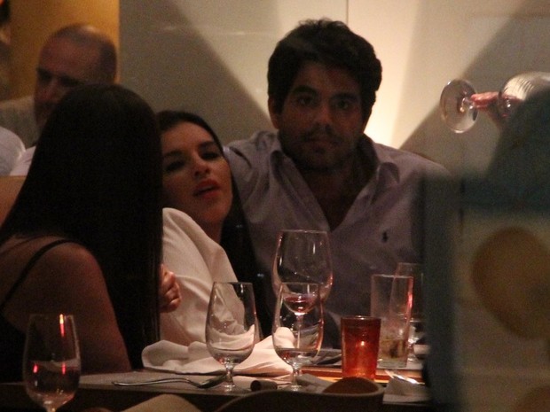 Mariana Rios com o namorado, Patrick Afonso Bulus, em restaurante no Leblon, Zona Sul do Rio (Foto: Rodrigo dos Anjos/ Ag. News)