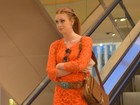 Marina Ruy Barbosa investe em look laranja para bater perna em shopping