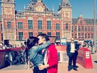 Sophia Abrahão e Fiuk se beijam em cartão postal da Holanda