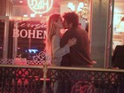Juliana Didone troca beijos com o namorado durante jantar