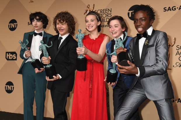 Elenco de Stranger Things comemora vitória no SAG Awards (Foto: Getty Images)