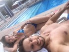 Eliéser e Kamilla Salgado posam juntinhos em dia de piscina