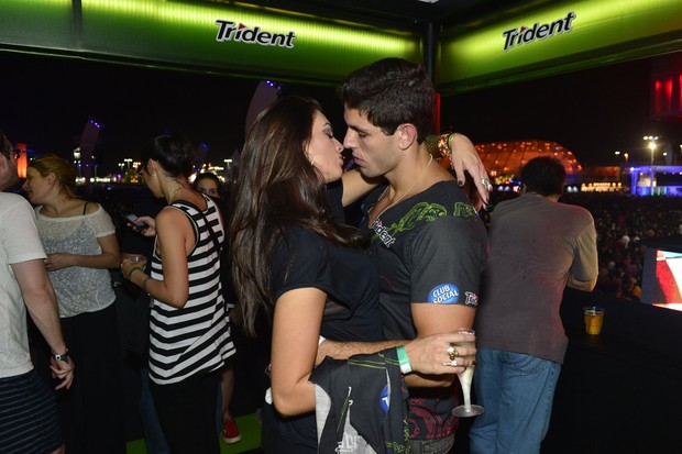 Renata Molinaro beija namorado (Foto: Andre Muzell / AgNews)