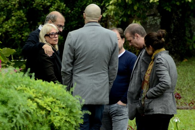 Luciano Szafir e família de Xuxa no velório de Cirano Meneghel (Foto: Roberto Teixeira / EGO)