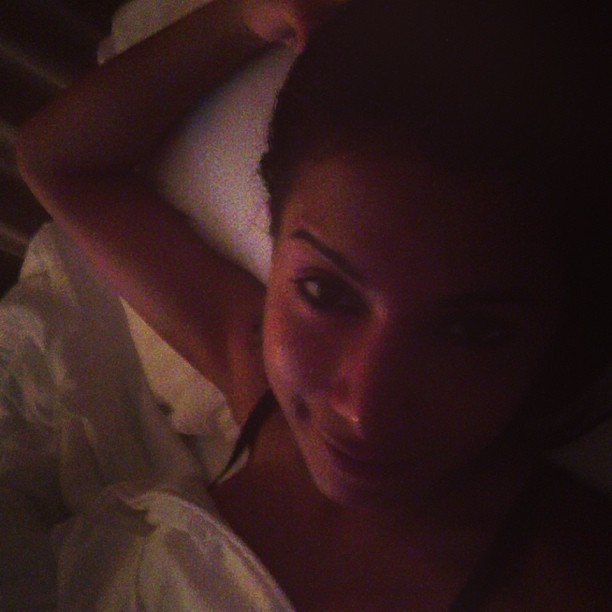 Anitta deitada na cama após show em Santos (Foto: Instagram/ Reprodução)