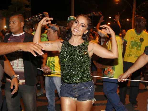 Anitta no ensaio de rua da Mocidade Independente de Padre Miguel (Foto: Felipe Assumpção/Ag News)