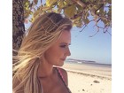Ana Paula Siebert exibe decote generoso em dia de praia
