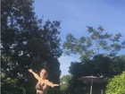 Paula Fernandes mostra corpão e se diverte em piscina: 'Menina sapeca'