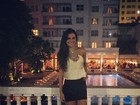Ex-BBB Kamilla usa saia curtinha para jantar em hotel de luxo