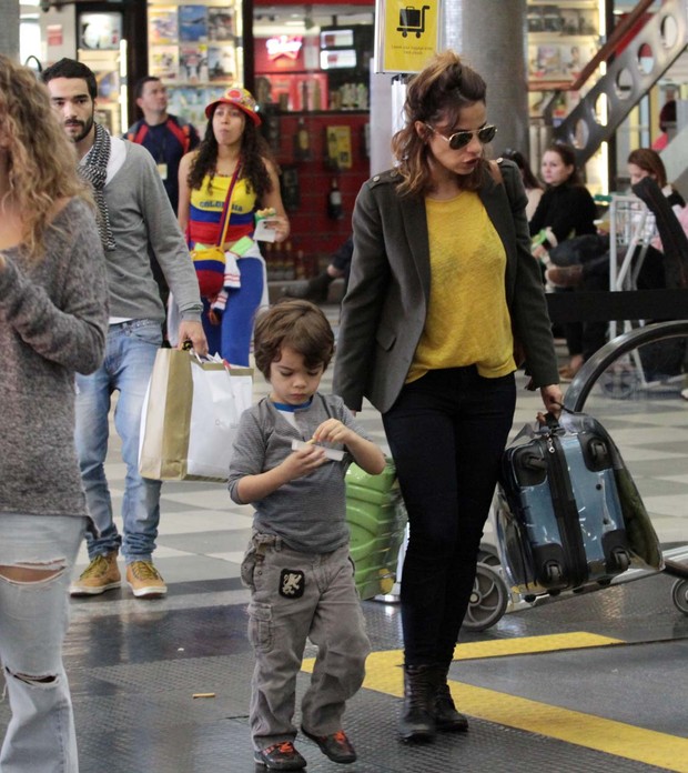 Caio Blat e família no aeroporto (Foto: Orlando Oliveira/ Ag. News)