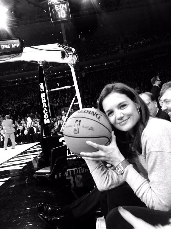 Katie Holmes assiste a jogo de basquete em Nova York, nos Estados Unidos (Foto: Twitter/ Reprodução)