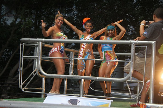 Mulheres nuas dançam em trio do grupo Ed City em Salvador  (Foto: Daniel Delmiro e JC Pereira / Agnews)