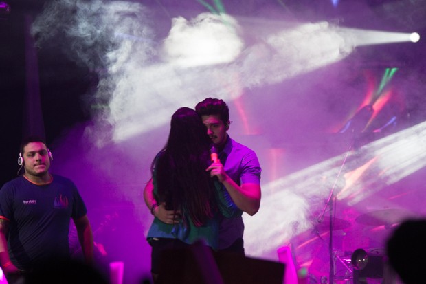 Luan Santana com um fã durante o show (Foto: Marcelo Brammer/Agnw)