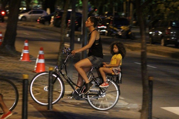 Camila Pitanga com a filha (Foto: JC Pereira/Agnews)