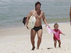 Mario Frias exibe barriguinha em dia de praia com a família