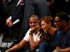 Após polêmica com irmã, Beyoncé assiste partida de basquete com Jay-Z