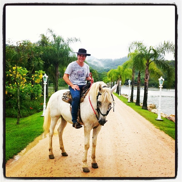 Daniel posa em cima de um cavalo (Foto: Instagram / Reprodução)