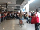 Fani Pacheco é surpreendida por um grupo de fãs no aeroporto