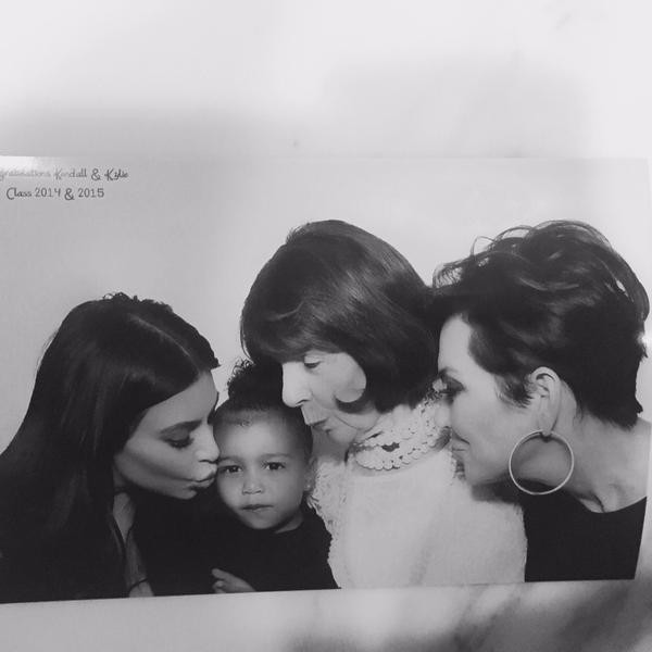 Kim Kardashian com a família (Foto: Twitter / Reprodução)