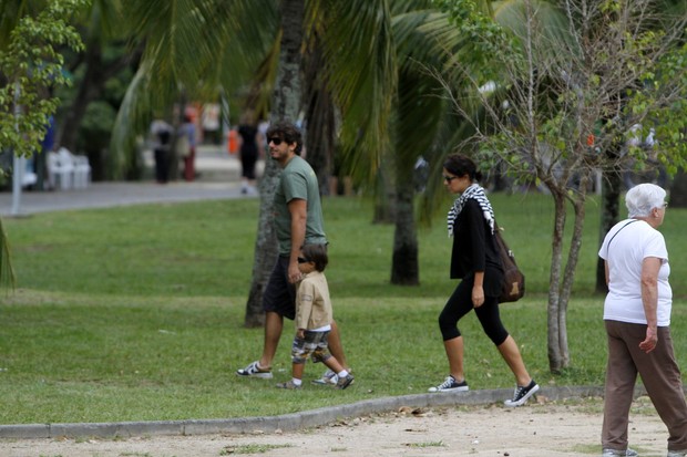 Juliana Knust com o marido e o filho na Lagoa (Foto: Gil Rodrigues / Foto Rio News)