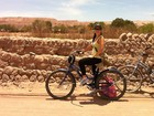 Grávida, Samara Felippo pedala no deserto do Atacama