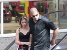 Adriano Imperador passeia com a namorada em shopping do Rio