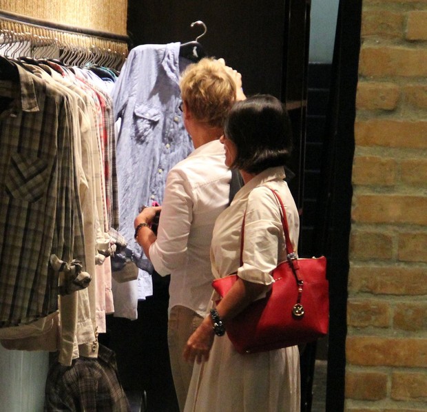 Xuxa olhando camisas masculinas (Foto: Marcus Pavão/Ag. News)