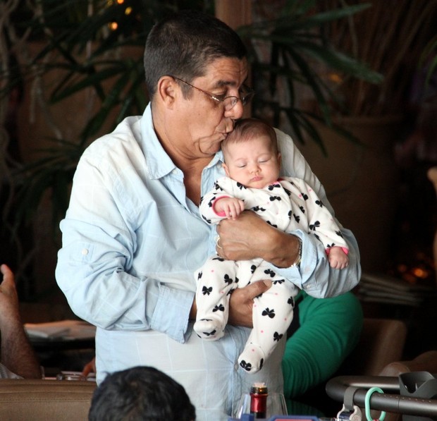 Zeca Pagodinho com o neto (Foto: Marcus Pavão / AgNews)