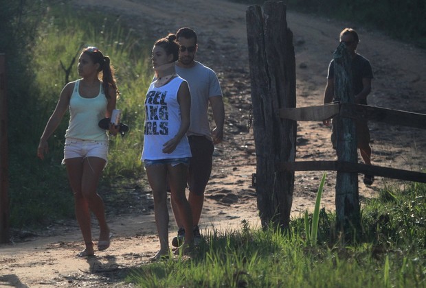 Isis Valverde e amigos passeiam pela sua cidade natal (Foto: Delson Silva / Agnews)