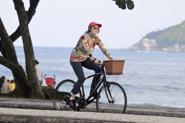 Christiane Torloni pedala na orla da Barra da Tijuca (Foto: Dilson Silva / AgNews)