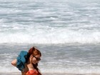 Mariah Rocha curte dia de praia com o filho no Rio
