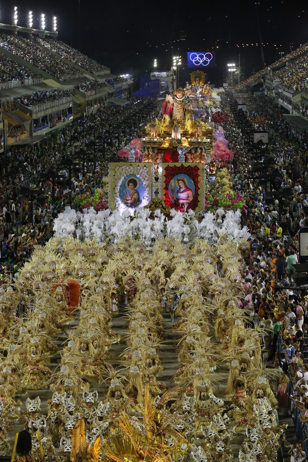 Vista aérea do desfile da Mangueira, a campeã do carnaval 2016 (Foto: Marco Antônio Cavalcanti | Riotur)