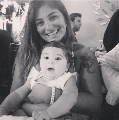 Antonio, filho de Juliana Paes, no colo da madrinha (Foto: Reprodução_Instagram)