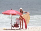 Sozinha, Nívea Stelmann vai à praia no Rio de Janeiro